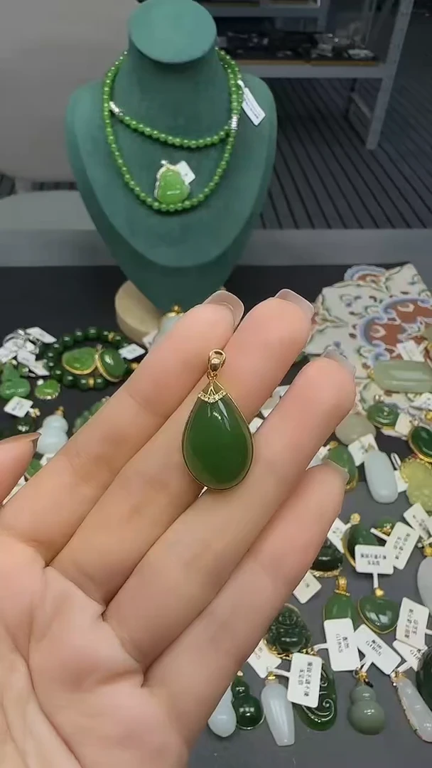 18K金镶嵌和田玉挂件1