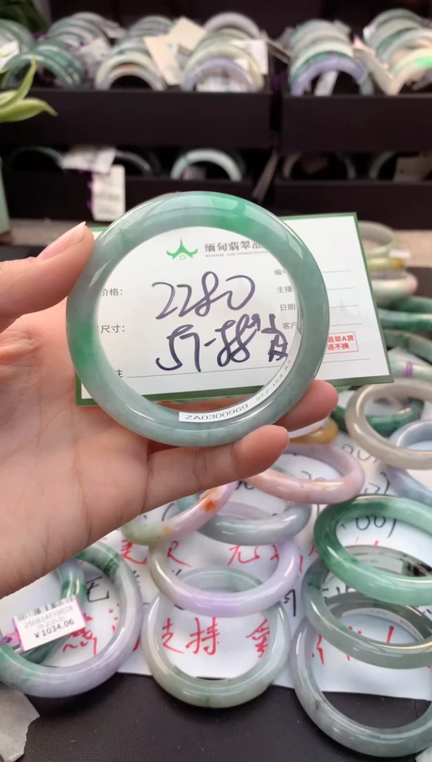 未镶嵌定制翡翠毛货需精细抛光+多人