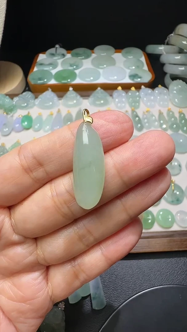 吊坠(不含链)18K金镶嵌翡翠福瓜尺寸28.9*10.4*5.8mm