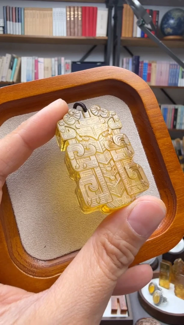 未镶嵌颈饰琥珀兽面