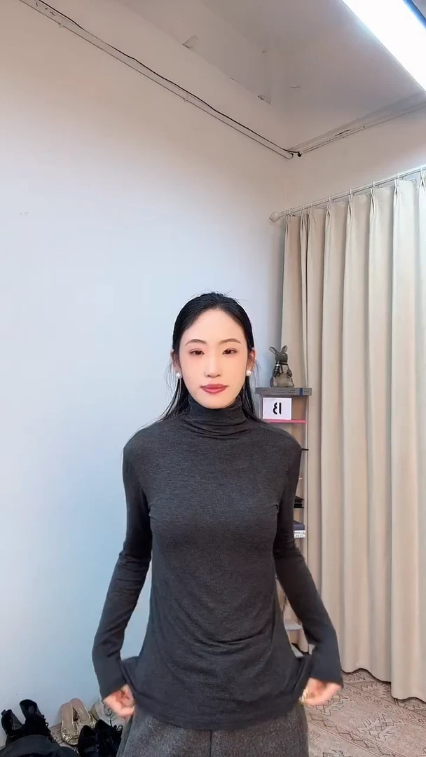 1女士时尚搭配打底衣