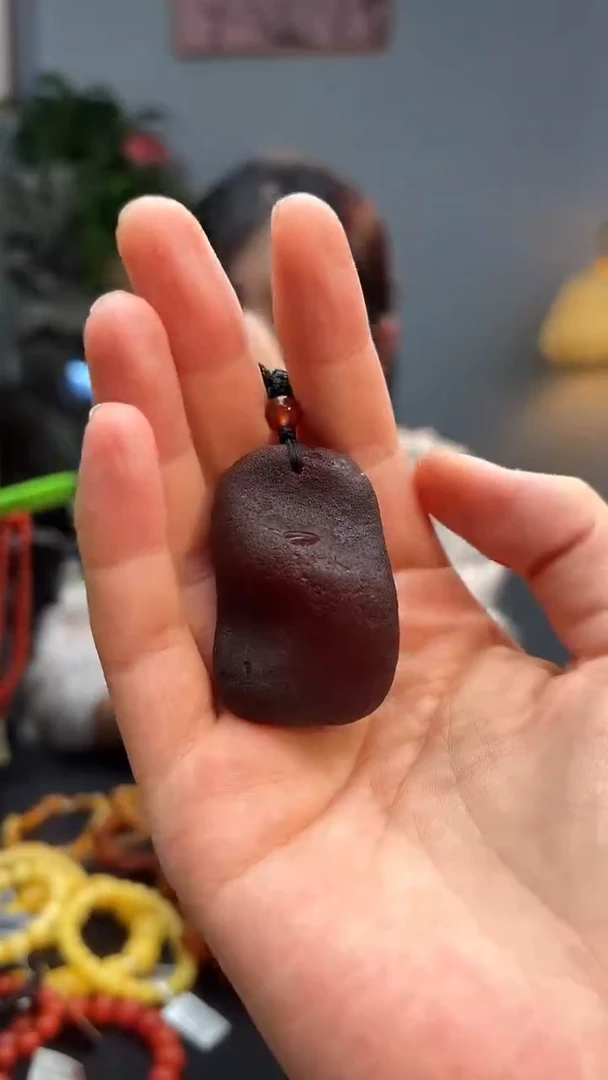 未镶嵌颈饰琥珀吊坠