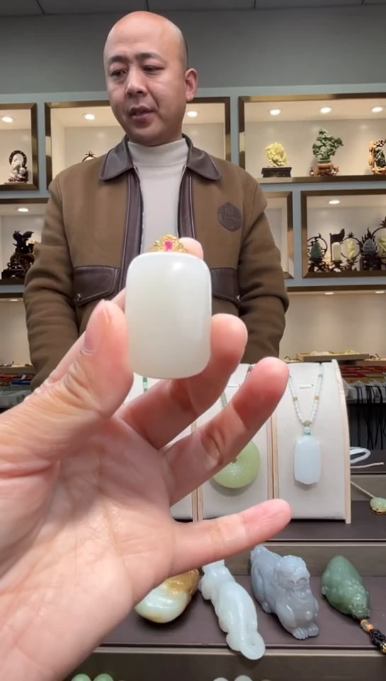 颈饰18K金镶嵌和田玉苏