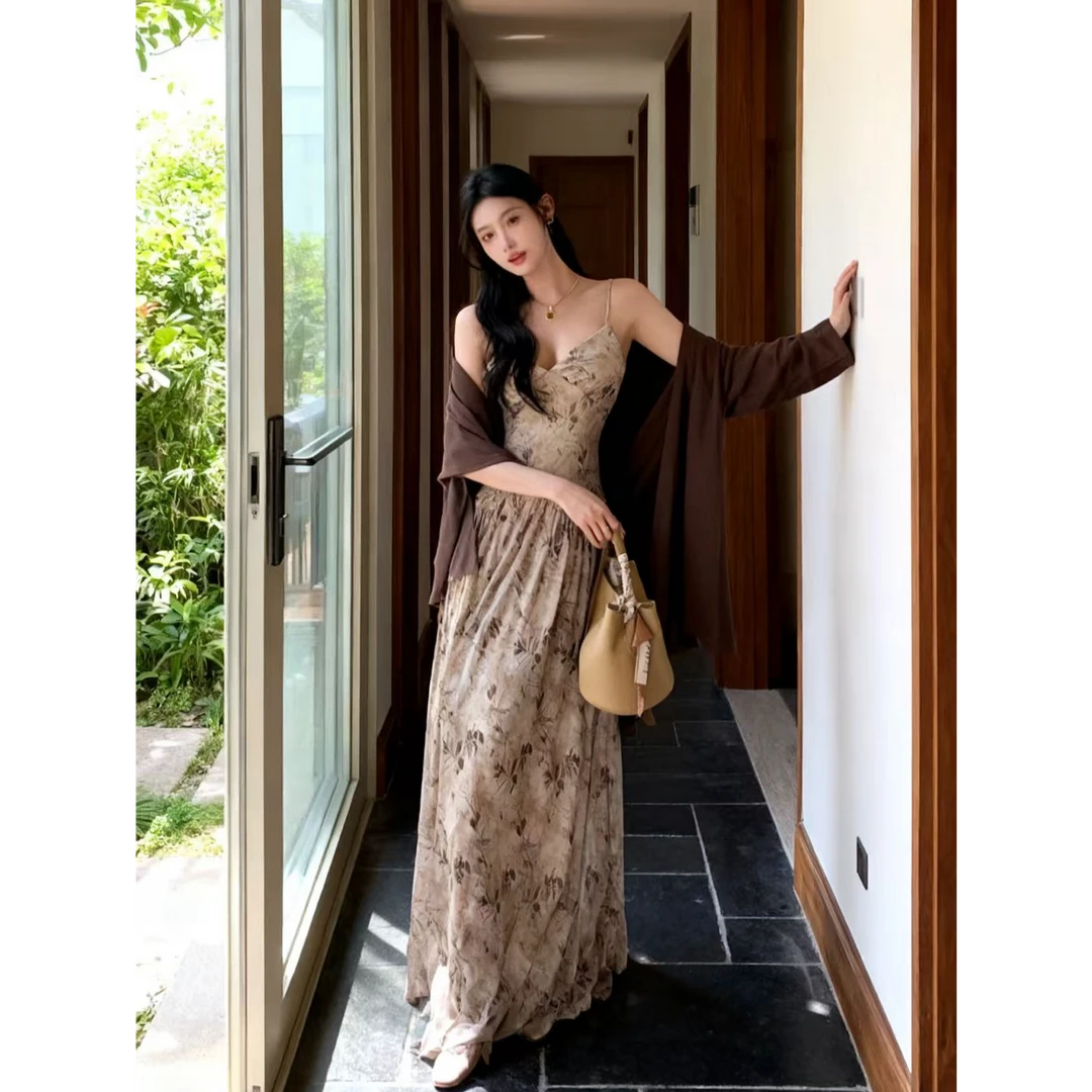 秋季茶歇法式复古绿色碎花吊带连衣裙清冷感温柔气质收腰a字长裙
