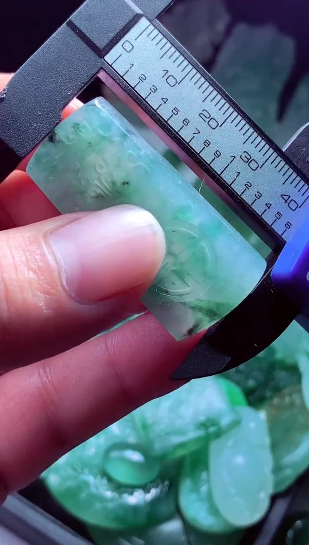 未镶嵌定制翡翠八****?翡翠毛货定制