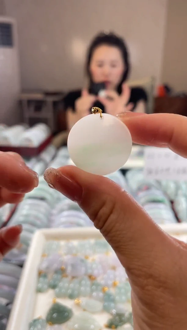 翡翠18K金镶嵌吊坠(赠链)多样性发货 发一件