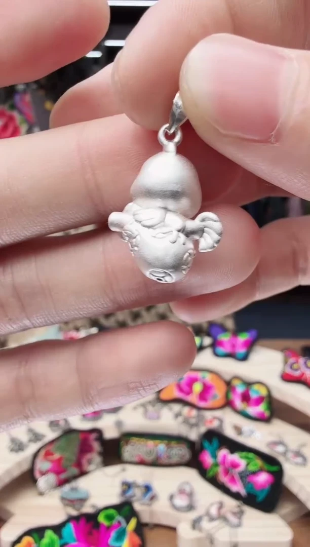 织绣55蒙阿苏苗绣传承店