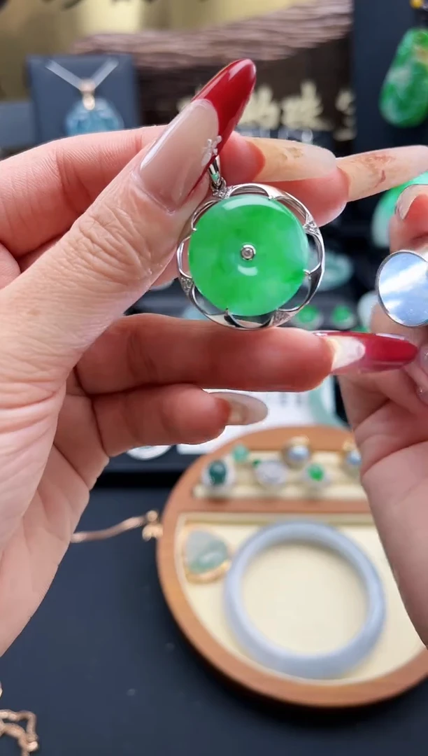 【闪购商品】翡翠颈饰18K金镶嵌翡翠平安扣