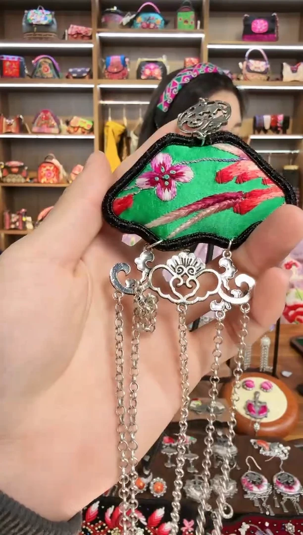 【闪购商品】织绣56蒙阿苏苗绣传承