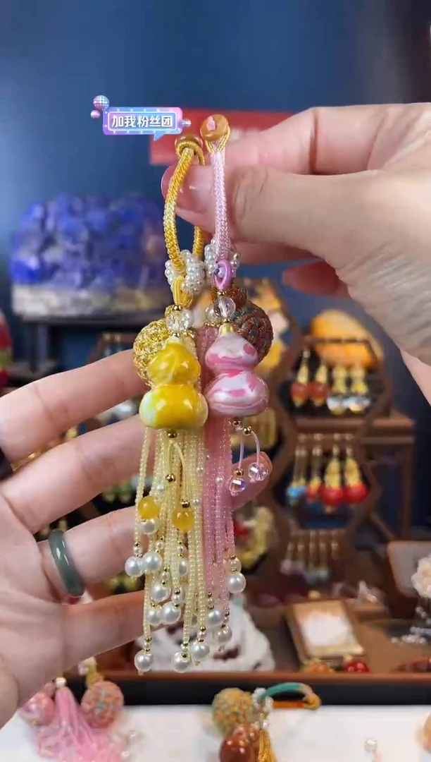 车**翠，大漆葫芦两个