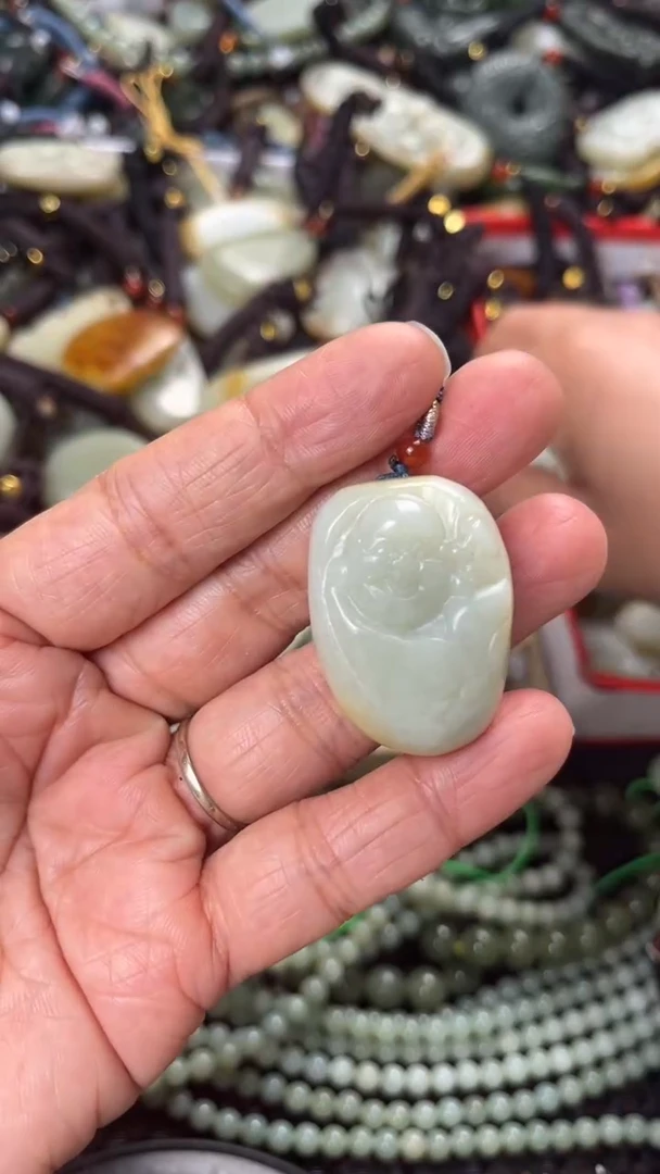 【闪购商品】和田玉颈饰未镶嵌多样性发货没有证书，拍一发一.有瑕