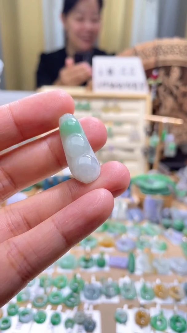 翡翠未镶嵌颈饰福豆
