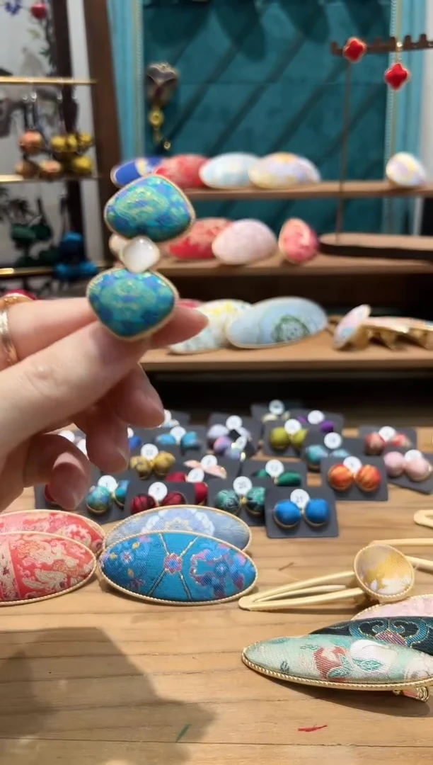 【闪购商品】【一物一拍专车】铜霏金蝴蝶结发夹