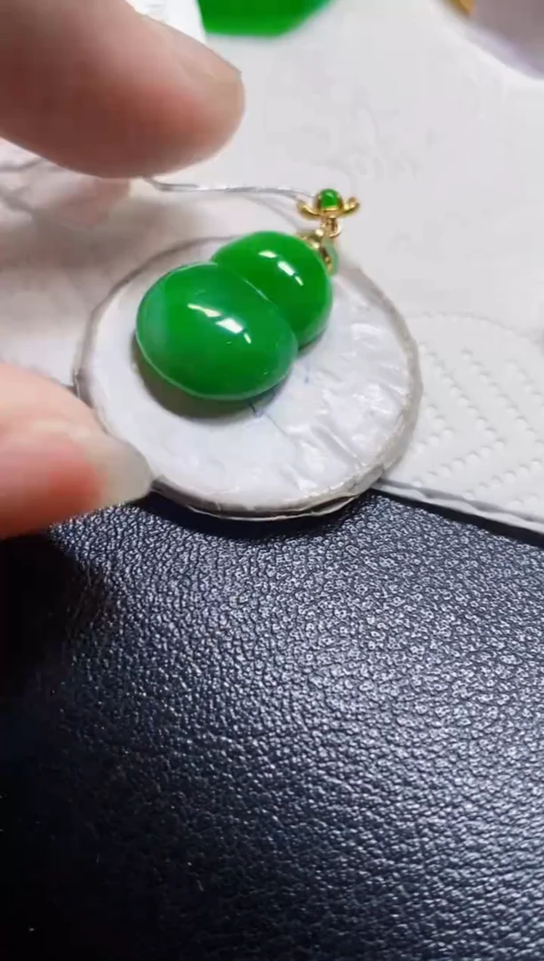 颈饰18K金镶嵌翡翠葫芦