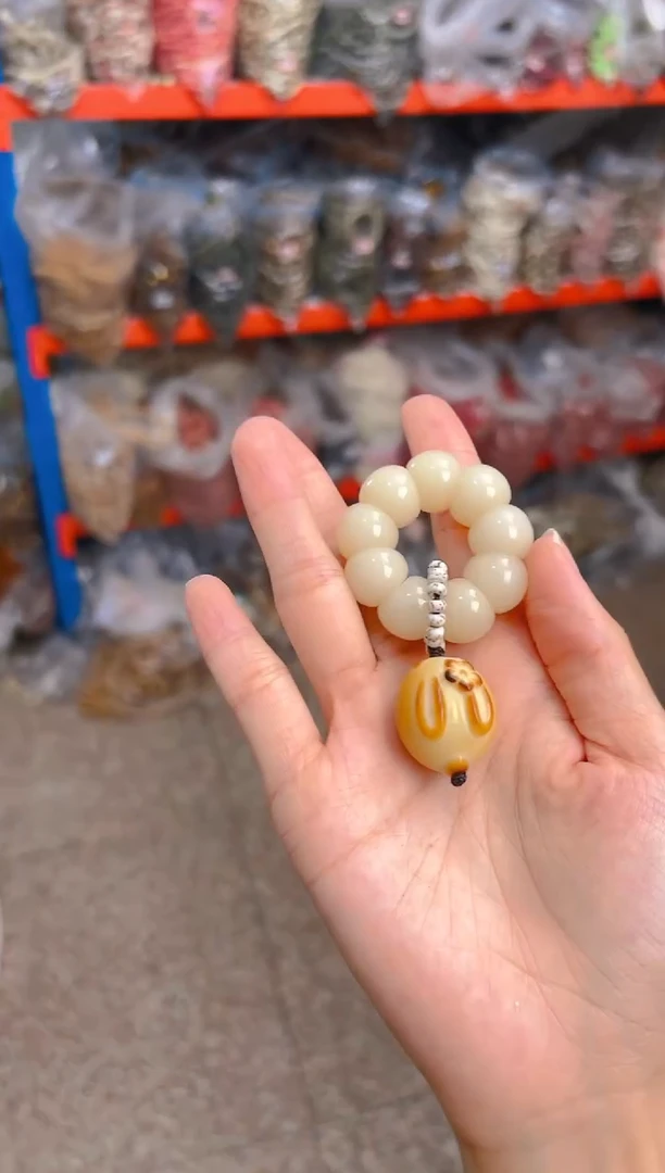 吊坠菩提根/象牙果荔枝栋手捻带黄色兔