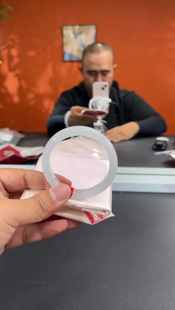 未镶嵌手镯翡翠8        圈口52