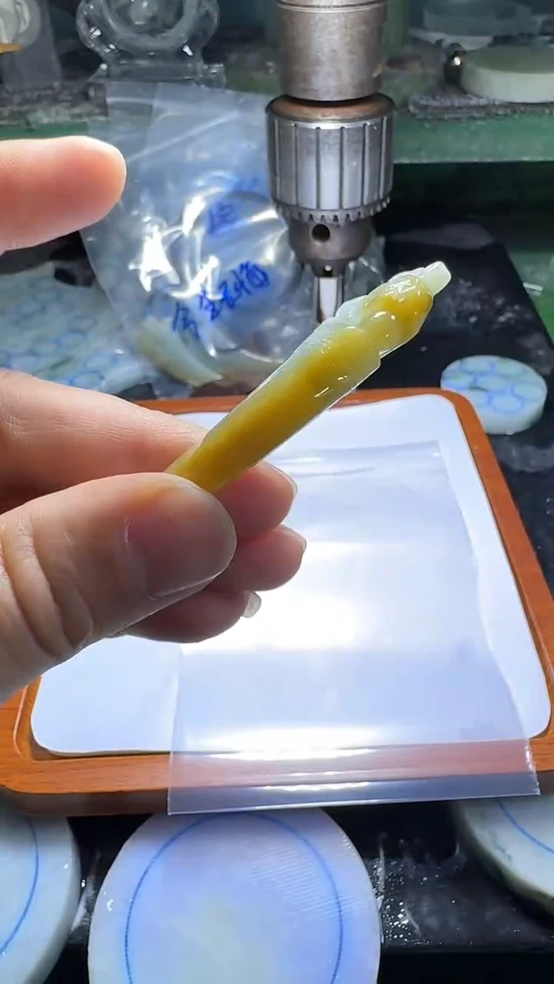翡翠未镶嵌颈饰挂件