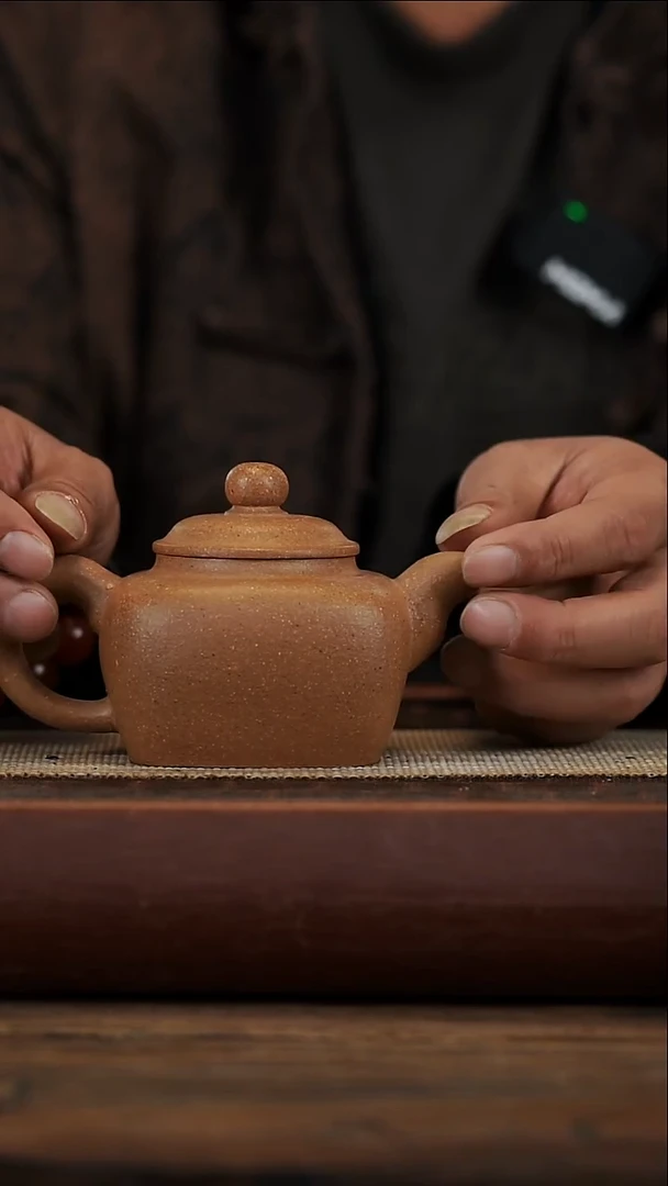 茶壶紫砂葵黄段方器微瑕