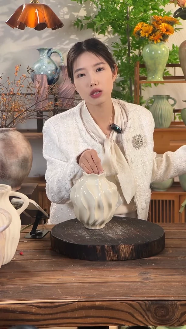 白色丝瓜纹小号花瓶