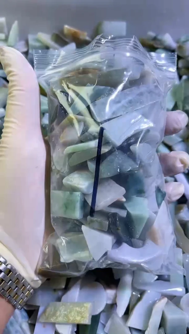 【闪购商品】翡翠颈饰未镶嵌天然翡翠边角中号500克1