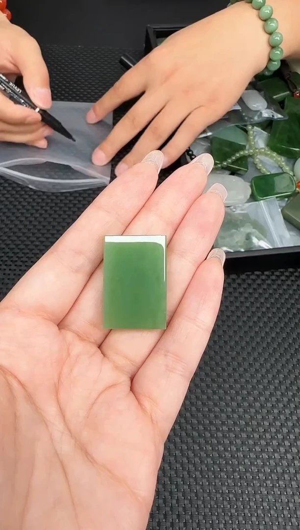 吊坠(不含链)未镶嵌和田玉小**?粉绿无事牌一个，多样性发一件