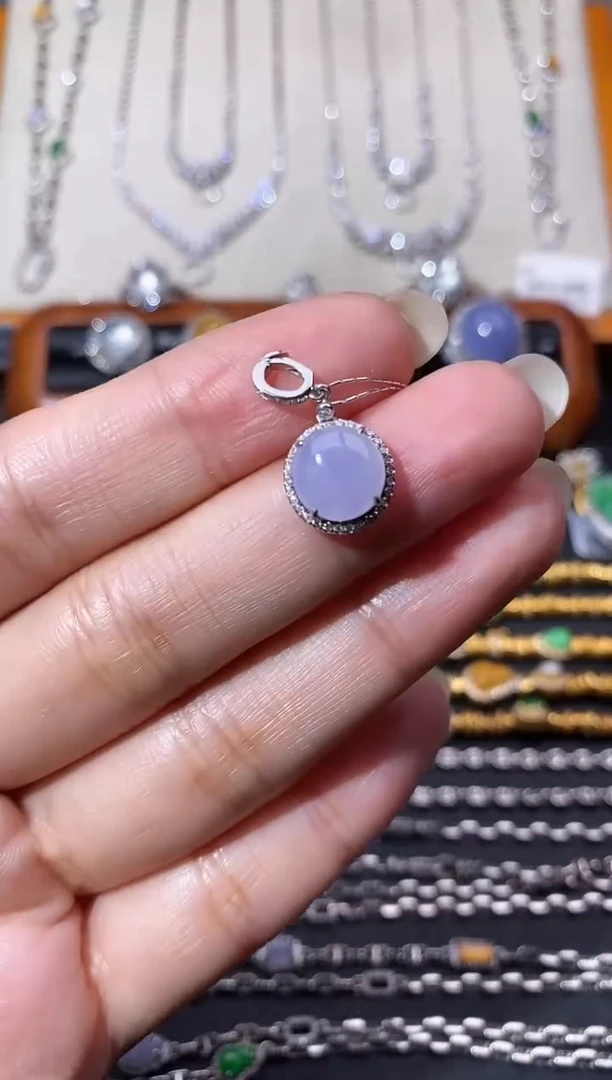 颈饰18K金镶嵌翡翠吊坠