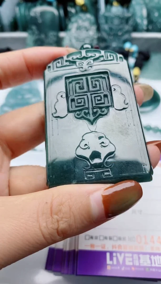 颈饰未镶嵌翡翠