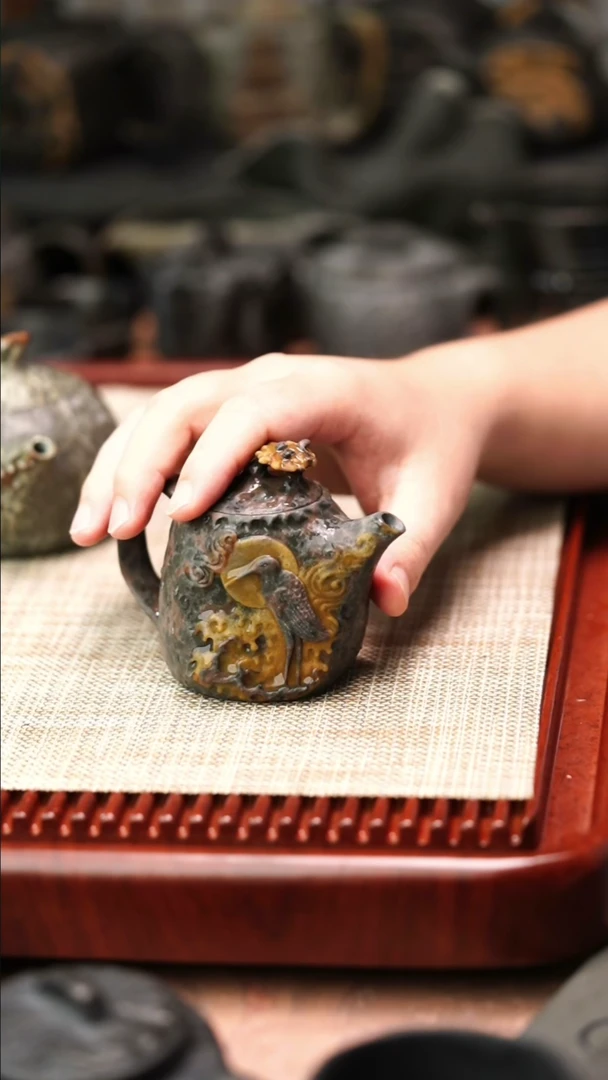 陈国力老师作品冰碛岩重工雕刻守候壶