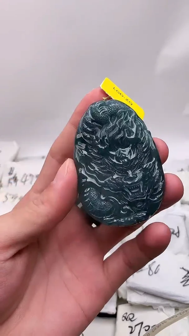 翡翠未镶嵌颈饰龙牌