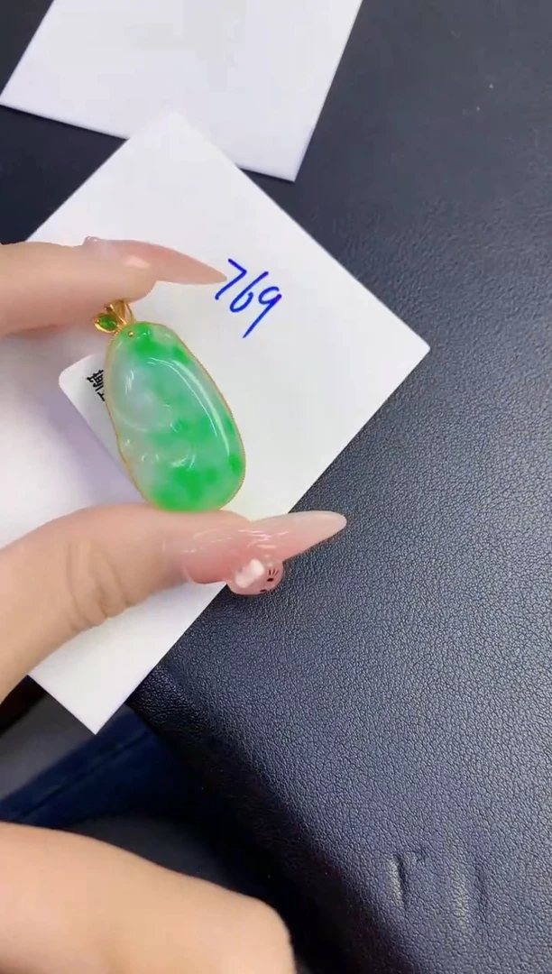 颈饰18K金镶嵌翡翠缅甸天然翡翠A货