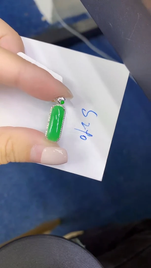 颈饰18K金镶嵌翡翠缅甸天然翡翠A货