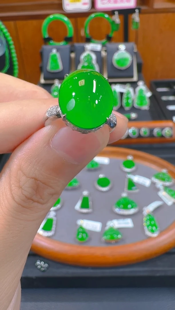 翡翠戒指18K金镶嵌小*天然A货翡翠