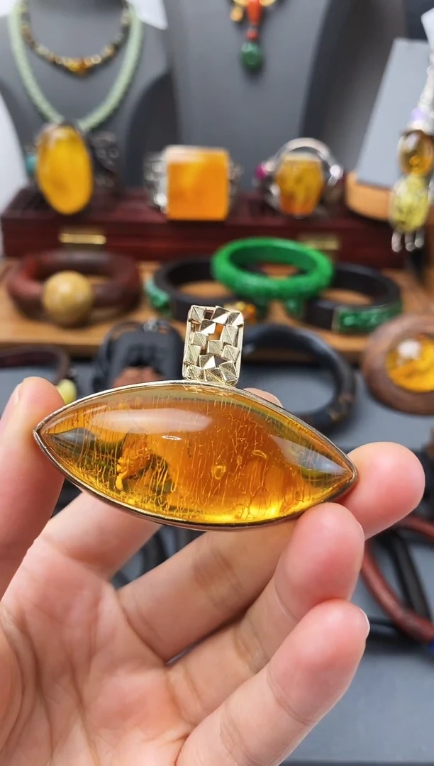 琥珀颈饰银S925镶嵌蜜蜡吊坠