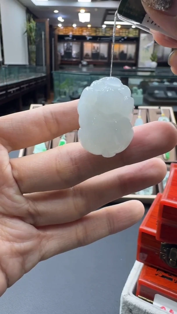 颈饰未镶嵌翡翠小猪