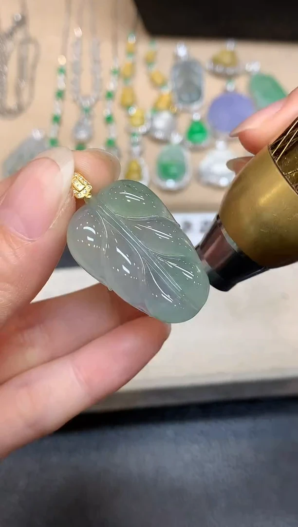 颈饰18K金镶嵌翡翠树叶【无服务费