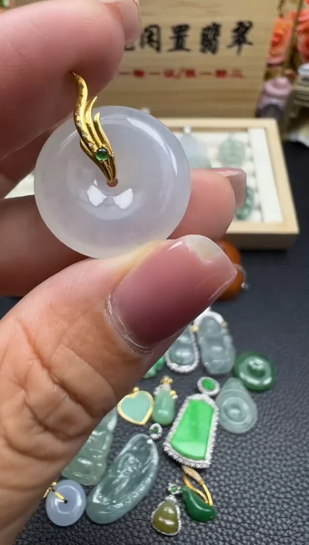 翡翠18K金镶嵌颈饰天然缅甸翡翠A货