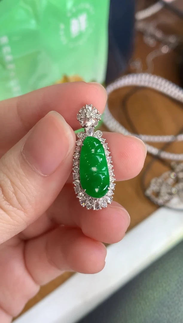 颈饰18K金镶嵌翡翠绿豆子