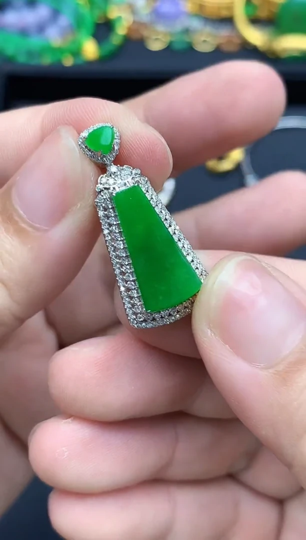 颈饰18K金镶嵌翡翠630-春日珠宝