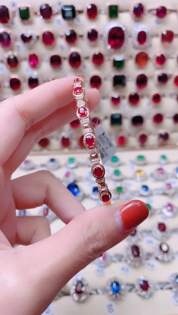 18K金镶嵌手镯红宝石1