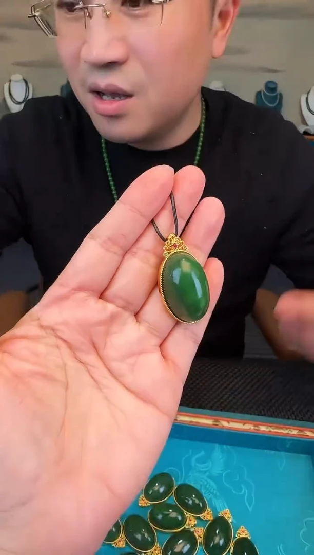 颈饰未镶嵌和田玉鸽子蛋3.0