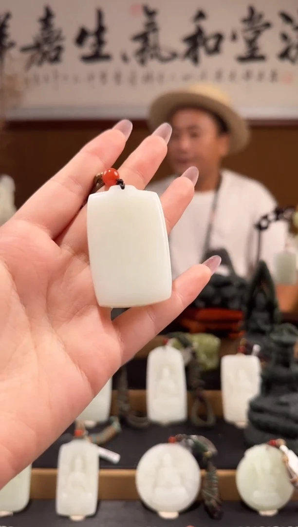 和田玉未镶嵌颈饰俄料平安无事拍