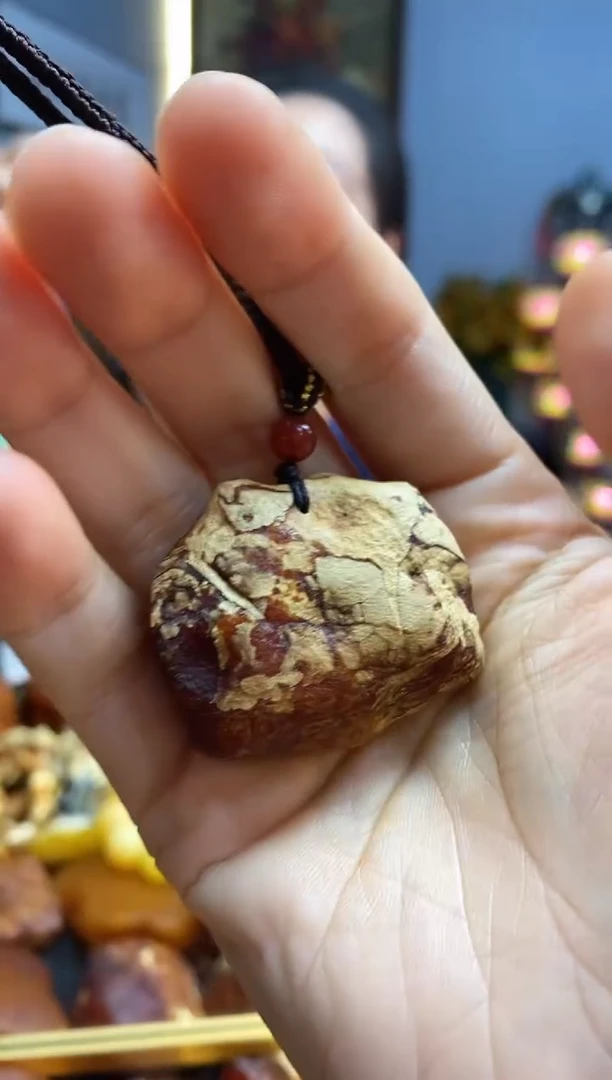 未镶嵌颈饰琥珀吊坠