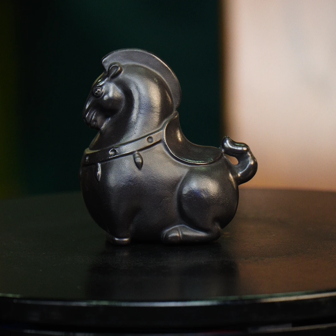 宜兴紫砂 黑石黄唐马