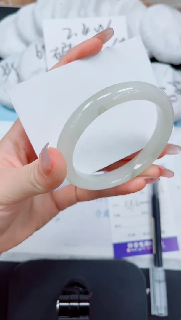 石英质玉手镯未镶嵌229/59.6