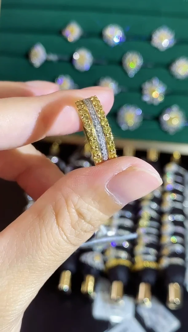 18K金镶嵌戒指钻石排戒