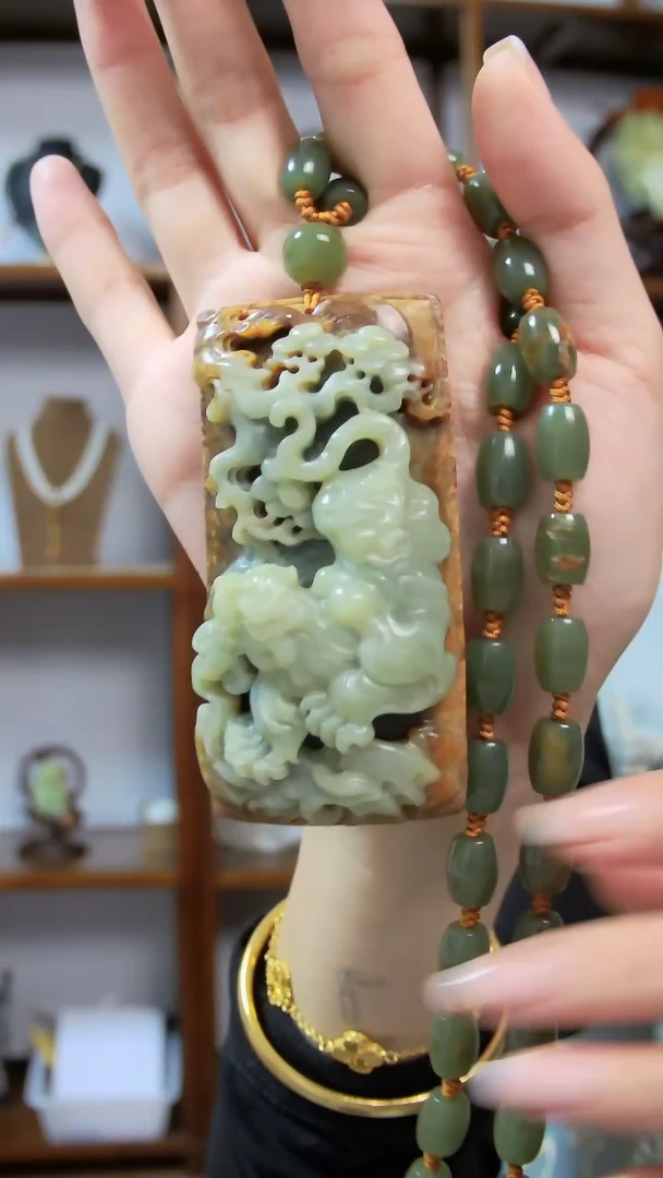 颈饰未镶嵌岫岩河磨玉（透闪石质玉）虎牌