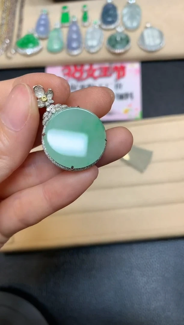【闪购商品】翡翠颈饰18K金镶嵌圆牌【无服务费