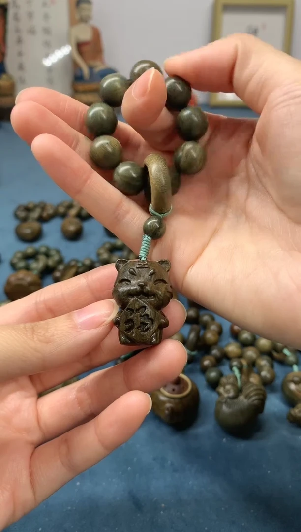 【闪购商品】维腊木（绿檀）把件小福虎 盘玩件