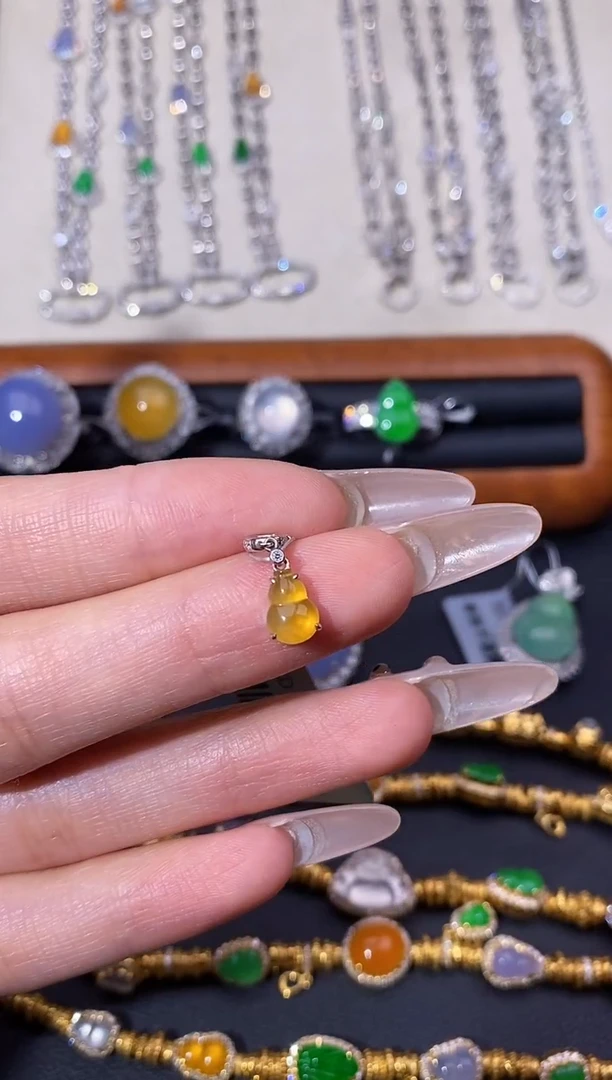 颈饰18K金镶嵌翡翠吊坠