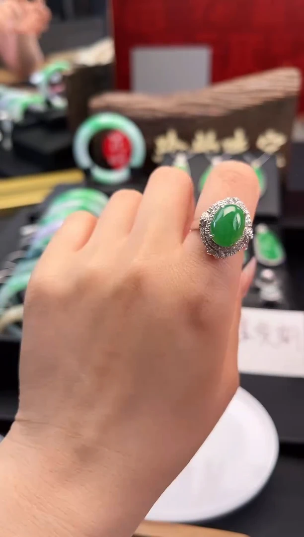 翡翠戒指18K金镶嵌戒指